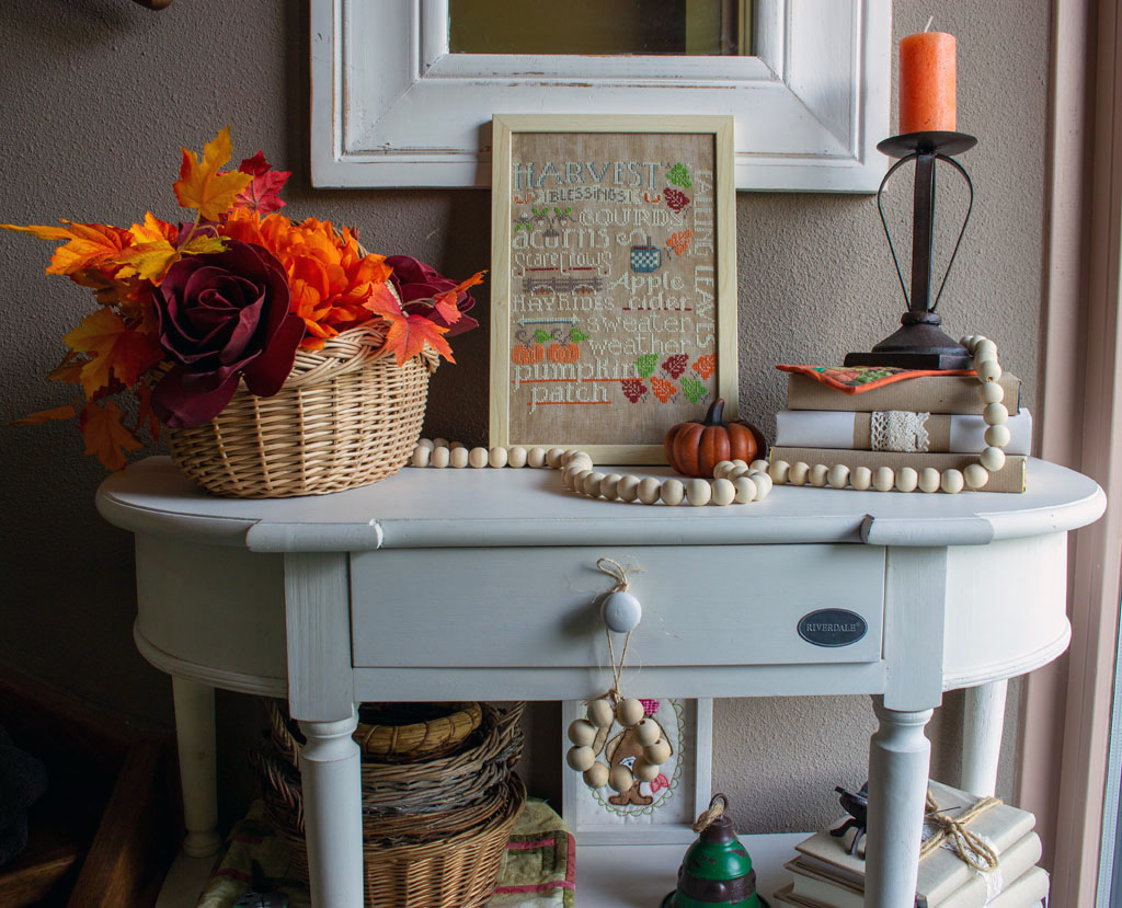 Herfstdecoraties in de hal met wit, warm oranje en hout