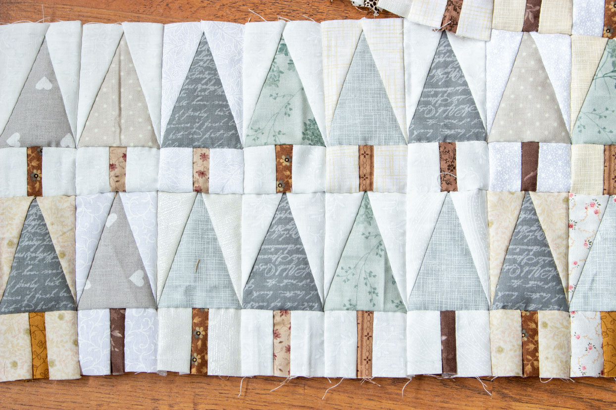 Handwerkproject: Little Trees Patchwork. Allemaal grijze boompjes in een wit veld.