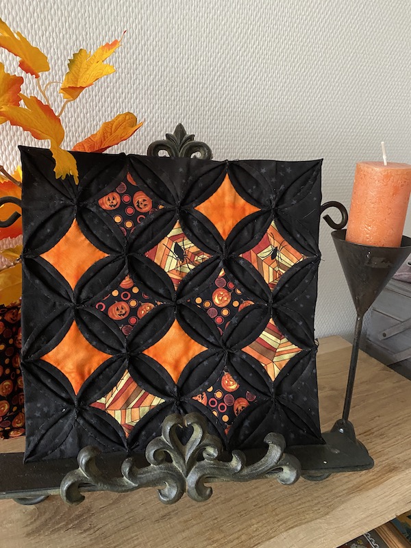 Cathedral Window in Halloween kleuren