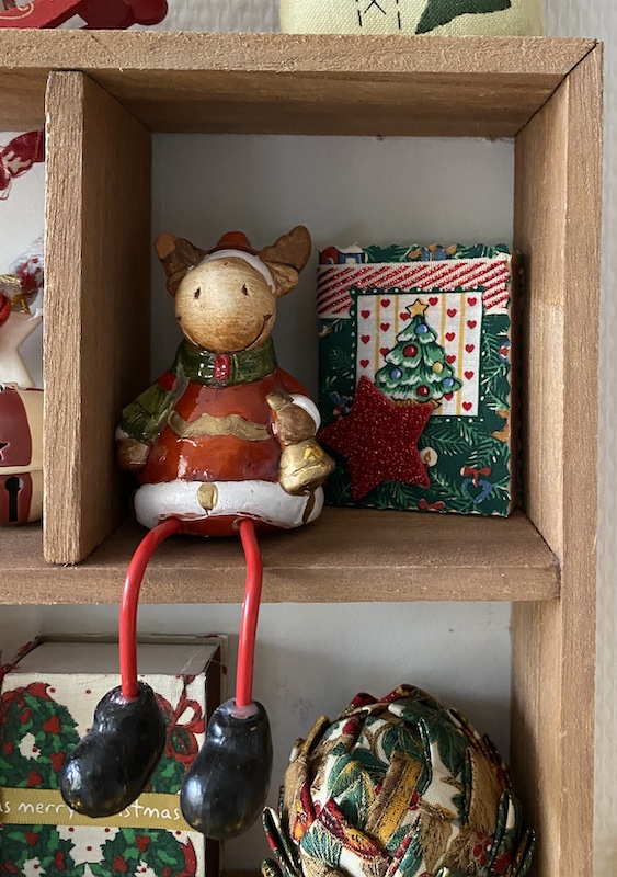 Een rendier in de boekenkast als kerstdecoratie