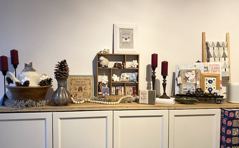 Mijn winterse display met kaarsjes en dennenappels en nog meer winterse dingen