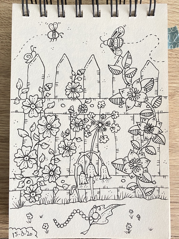 Tekenen vanuit je fantasie: een tuinhekje met bloemen en beestjes in fineliner