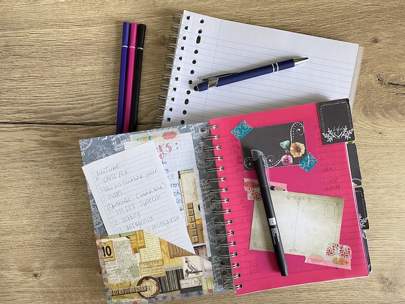 Creatief schrijven in notitieboek met allerlei verschillende versieringen