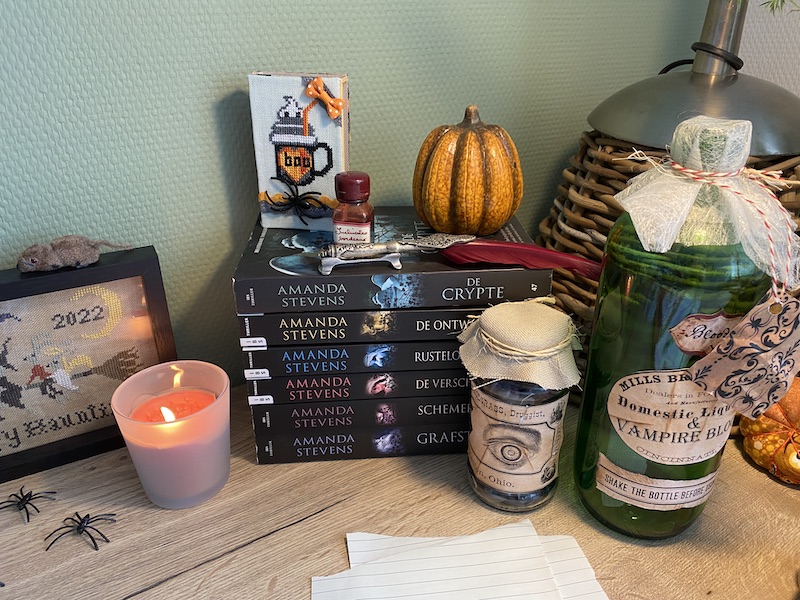Halloween schrijfplek met DIY apothecary jars