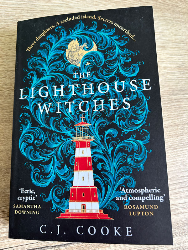 The lighthouse witches van C. J. Cooke